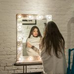 Camera in stile loft con specchio da toeletta