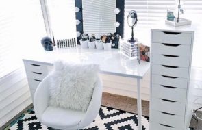 Cornice a contrasto dello specchio per il trucco