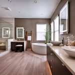 Bellissimo bagno con buona illuminazione e molti specchi