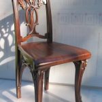 Bellissima sedia con schienale intagliato