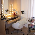 Bellissimo tavolo da donna con illuminazione