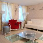 Poltrona rossa in un interno neutro