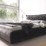 Letto Monty con testiera morbida in nero