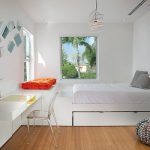 Letto a podio e zona salotto vicino alla finestra