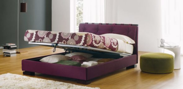 Letto con meccanismo di sollevamento