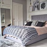 Letto con testiera morbida e copriletto insolito