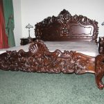 Letto con comodini intagliati