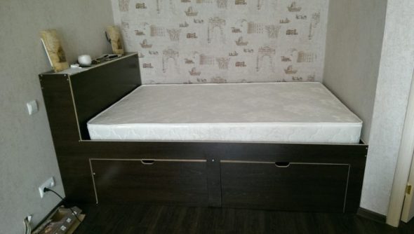 Letto in una nicchia della stanza