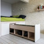 Letto in nicchia su piattaforma rialzata