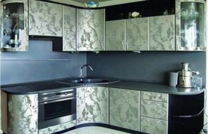 Set da cucina rivestito con pellicola autoadesiva