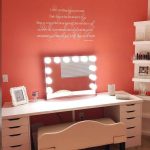 Piccolo specchio con illuminazione per camerino