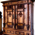 Mobiletto massiccio in legno intagliato
