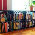 Mobili realizzati con scatole di plastica senza telaio