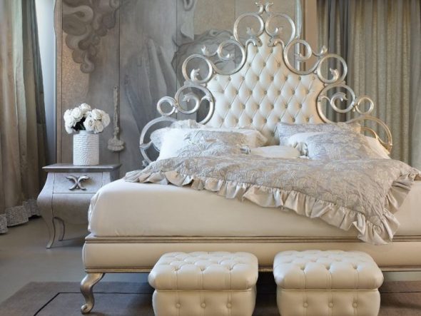 Letto in metallo con schienale morbido