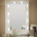 Piccolo specchio bianco per camerino