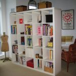 Piccolo mobile divisorio in stile biblioteca