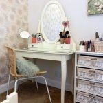 Piccolo tavolo da trucco in stile provenzale