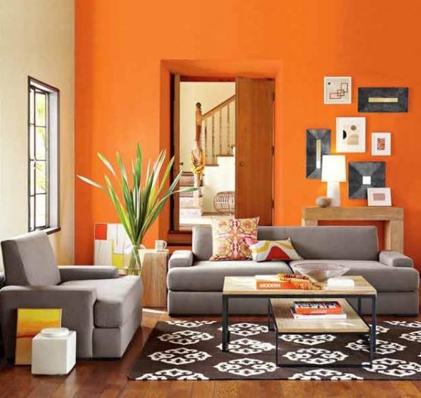 Divano neutro in un interno colorato