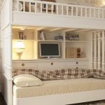 Letto a castello insolito nella stanza di un adolescente