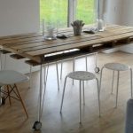 Tavolo da pranzo realizzato con pallet ordinari