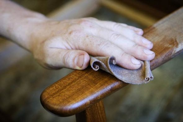 Rinnovare la vecchia lucidatura su una sedia