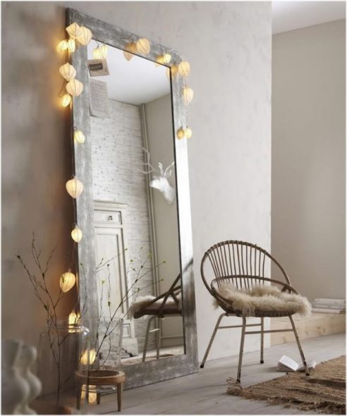 Decorare uno specchio con grandi ghirlande