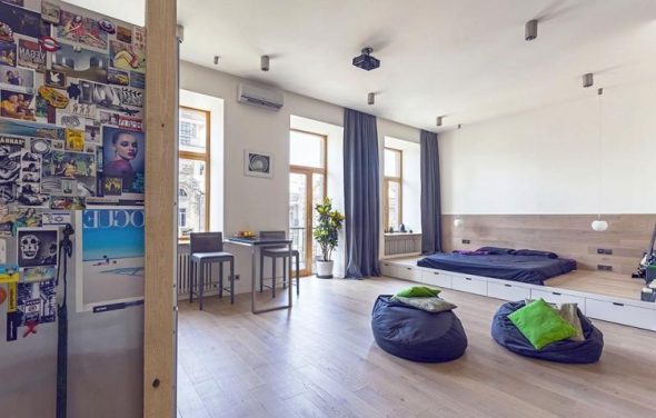 Un enorme podio corre lungo tutta la sala