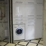 Ogromna omara v niši s pralnim strojem