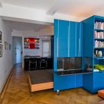 Armadio mobile blu con letto incorporato