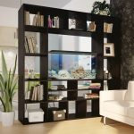 Parete divisoria con acquario per separare cucina e soggiorno