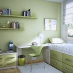 Letto per adolescenti vicino alla finestra