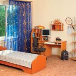 Camera da letto per adolescenti con letto vicino alla finestra
