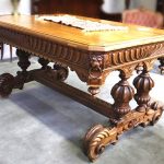 Esempio di tavolo in legno intagliato in stile rinascimentale