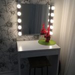 Semplice tavolo da toeletta con specchio e illuminazione