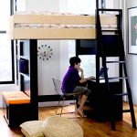 Posizionare un letto e uno spazio di lavoro in un piccolo spazio
