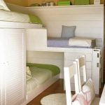 Letto per bambini a più livelli con armadi a muro
