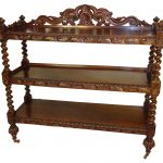 Scaffale in legno intagliato su ruote