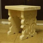 Sgabello in legno intagliato