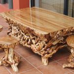 Tavolo e sgabelli in legno intagliato fai da te