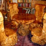 Sedie e tavolo intagliati in legno massello