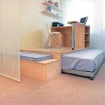 Una struttura fai da te con letto, area di lavoro e posti a sedere