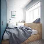 Letto in compensato fatto in casa in una nicchia