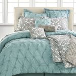 Decorazioni in argento e turchese per un letto beige
