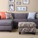Divano grigio con pareti beige