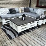 Divano angolare chic e tavolino da caffè realizzati con pallet