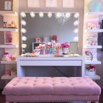 Un angolo di bellezza femminile chic con specchio per il trucco