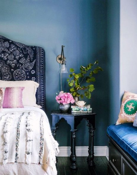 Letto con testiera blu tenue