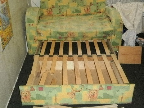 Telaio rotto di un divano per bambini