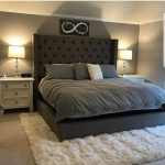 Camera da letto moderna con letto morbido e soffice tappeto