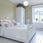 Spalnica v belem podeželskem slogu